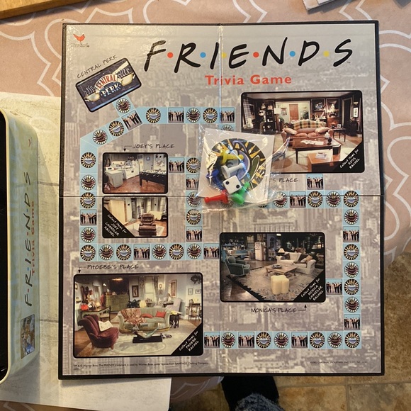 💛 FRIENDS Trivia Game Tin Collector's Edition  - Picture 3 of 4